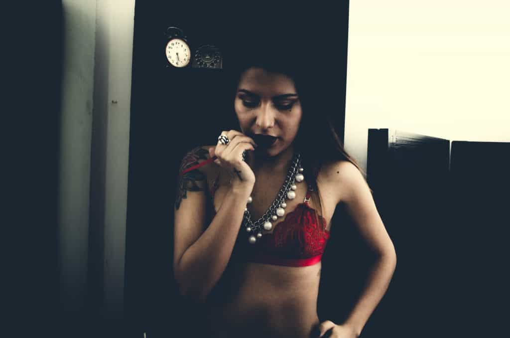 Jak ukryć ramiączka od stanika?