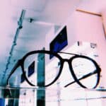 Okulary jako element stylizacji – jak dobrać oprawki do outfitu?