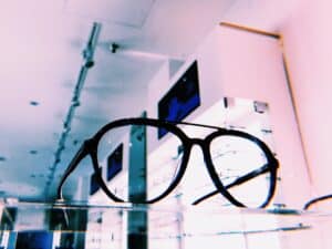 Okulary jako element stylizacji – jak dobrać oprawki do outfitu?